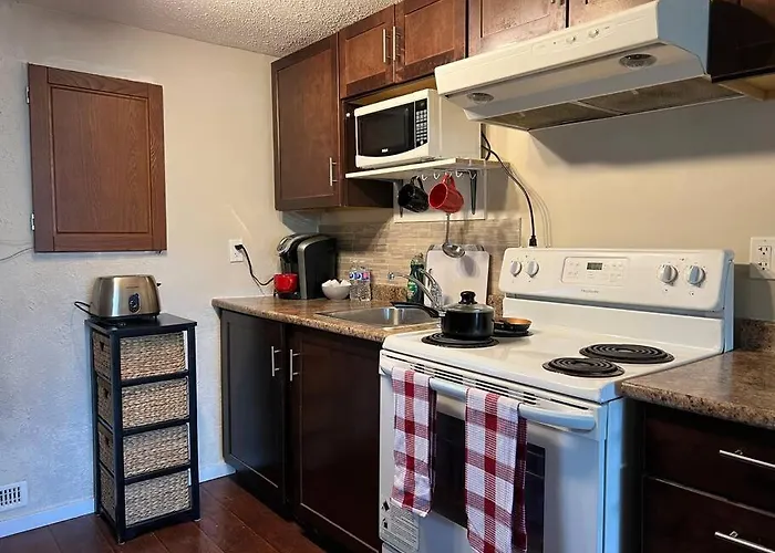 Bright 2-Bedroom Unit Lower Level