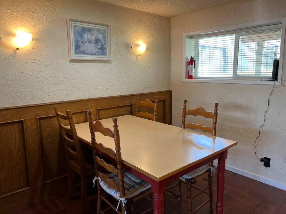 Bright 2-bedroom Unit Lower Level *