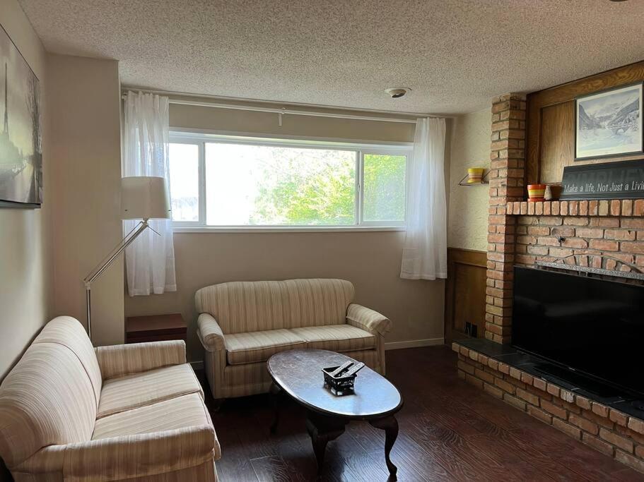 Bright 2-bedroom Unit Lower Level Holiday home