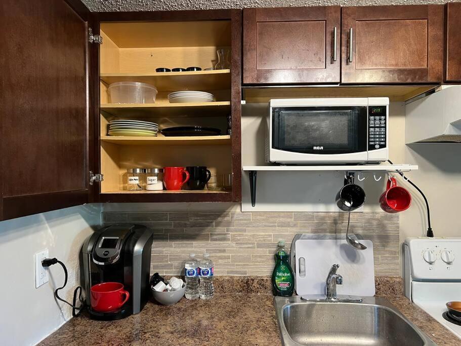 Bright 2-bedroom Unit Lower Level Holiday home *