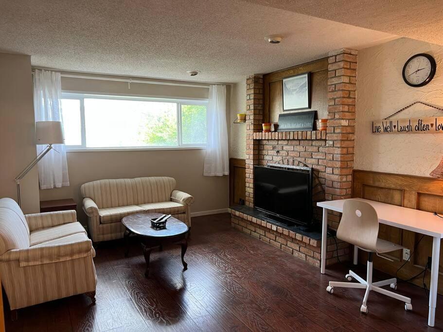 Bright 2-bedroom Unit Lower Level Holiday home Calgary
