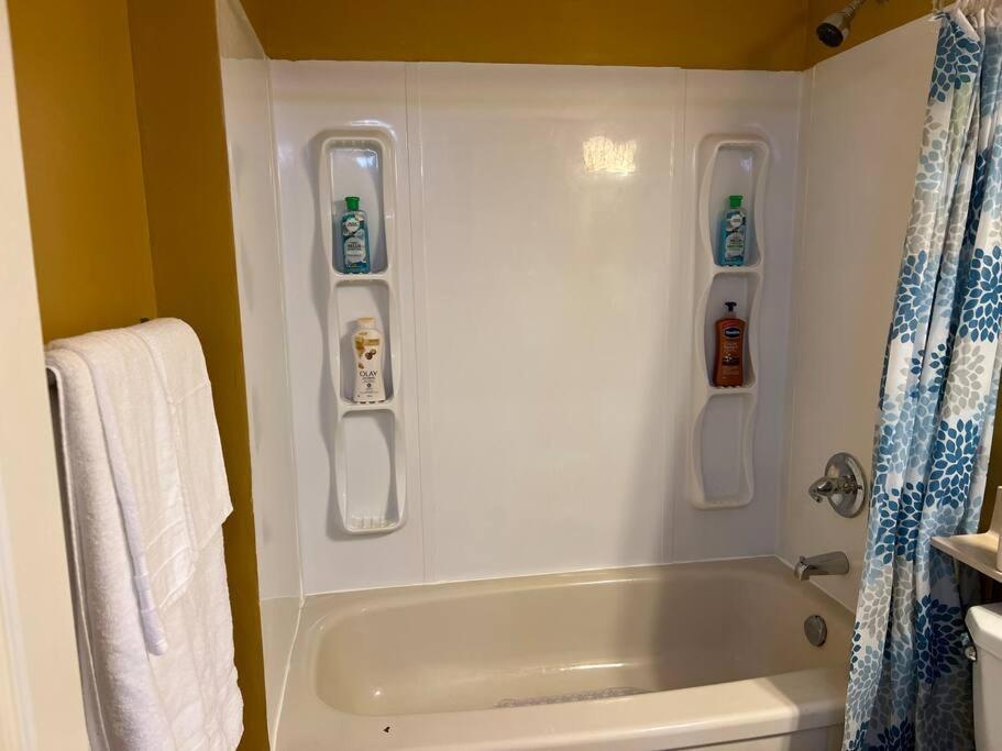 Bright 2-bedroom Unit Lower Level Holiday home *