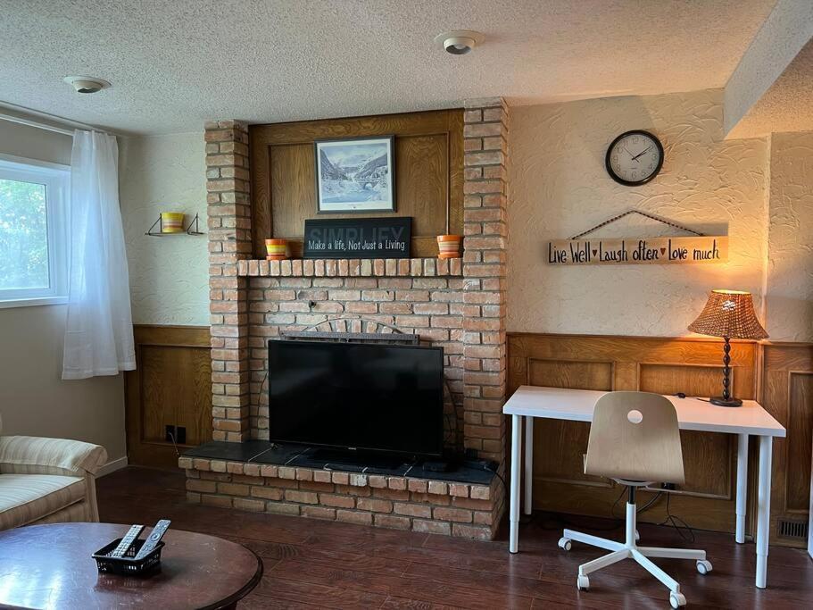 Bright 2-bedroom Unit Lower Level Holiday home *
